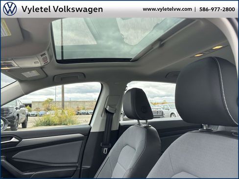 Certified 2025 Volkswagen Jetta SE w/ Sunroof Package image 19