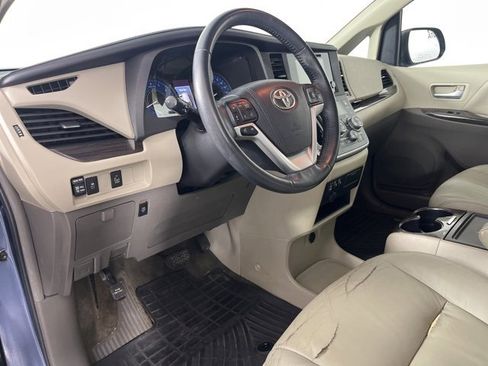 Used 2015 Toyota Sienna XLE image 2