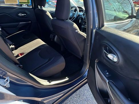 Used 2019 Jeep Cherokee Latitude w/ Cold Weather Group image 18