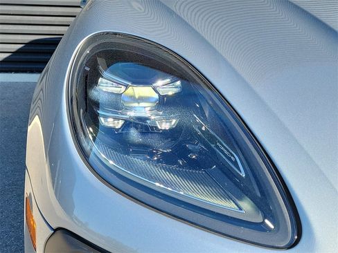 Certified 2025 Porsche Macan Turbo image 15