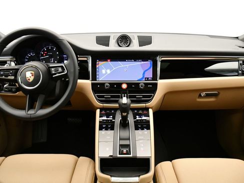 Certified 2025 Porsche Macan image 22
