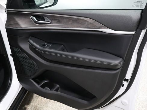 Used 2024 Jeep Grand Cherokee Limited image 23