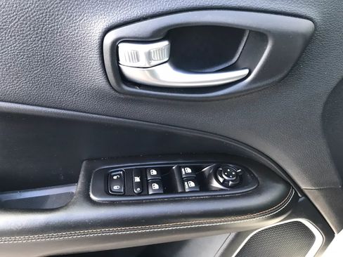 Used 2019 Jeep Compass Latitude w/ Popular Equipment Group AWD/4WD image 12