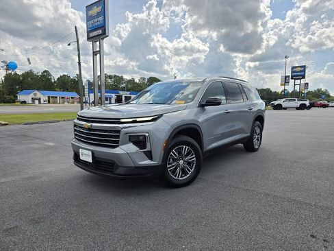 Used 2026 Chevrolet Traverse LT AWD/4WD image 1