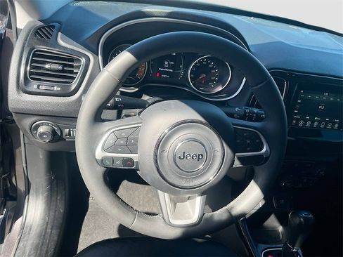 Used 2021 Jeep Compass Latitude image 11