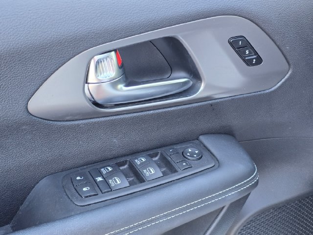 Certified 2025 Chrysler Pacifica Select w/ Fav Edition Package FWD image 33