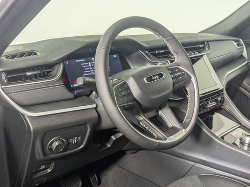 New 2025 Jeep Grand Cherokee Altitude image 14