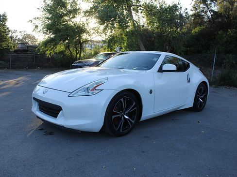 Used 2018 Nissan 370Z Coupe RWD image 4