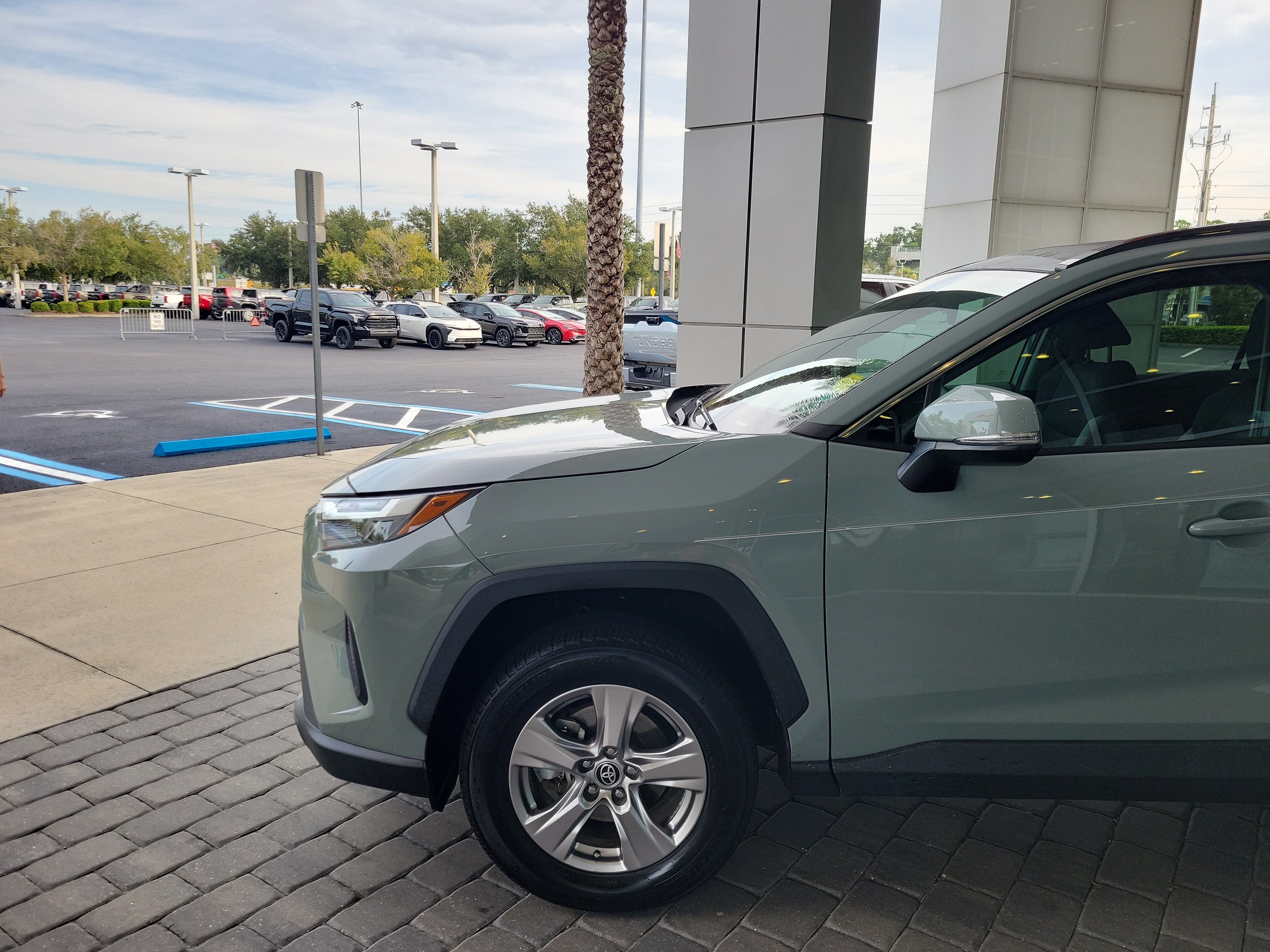 Used 2022 Toyota RAV4 XLE w/ Convenience Package FWD image 2