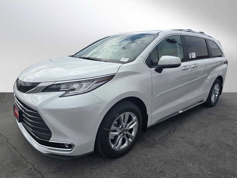 New 2026 Toyota Sienna Limited image 7