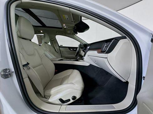 Used 2020 Volvo S60 T6 Momentum image 30