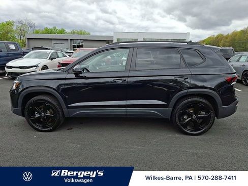 Used 2025 Volkswagen Taos SE AWD/4WD image 9