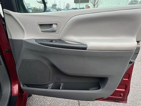 Used 2016 Toyota Sienna LE image 12