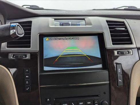Used 2013 Cadillac Escalade Premium image 30