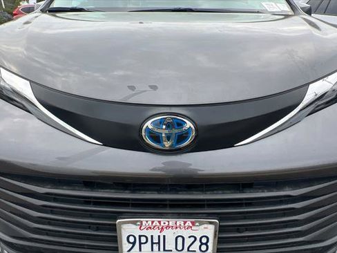 Certified 2025 Toyota Sienna XLE image 9