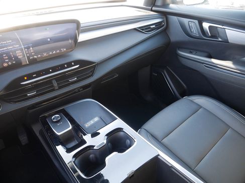 Used 2025 Buick Enclave Preferred image 11