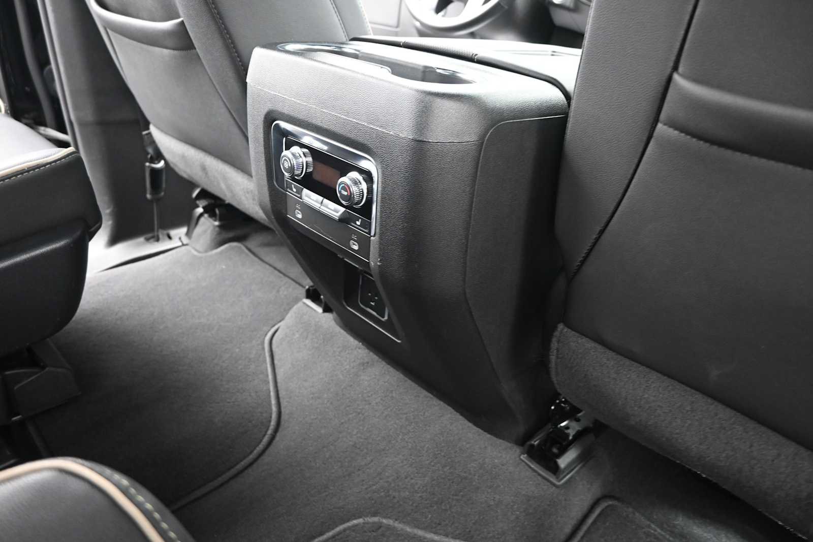 Used 2024 GMC Yukon XL SLT w/ SLT Luxury Package AWD/4WD image 26