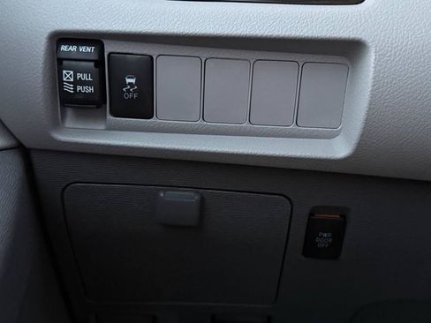 Used 2019 Toyota Sienna XLE FWD image 48