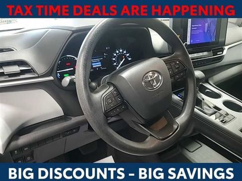 Used 2025 Toyota Sienna LE image 6