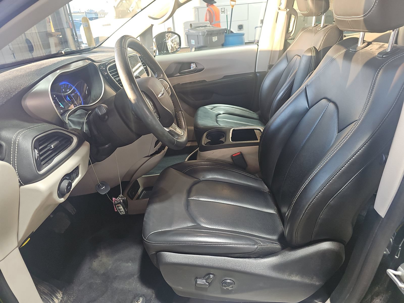 Used 2024 Chrysler Pacifica Touring-L FWD image 20