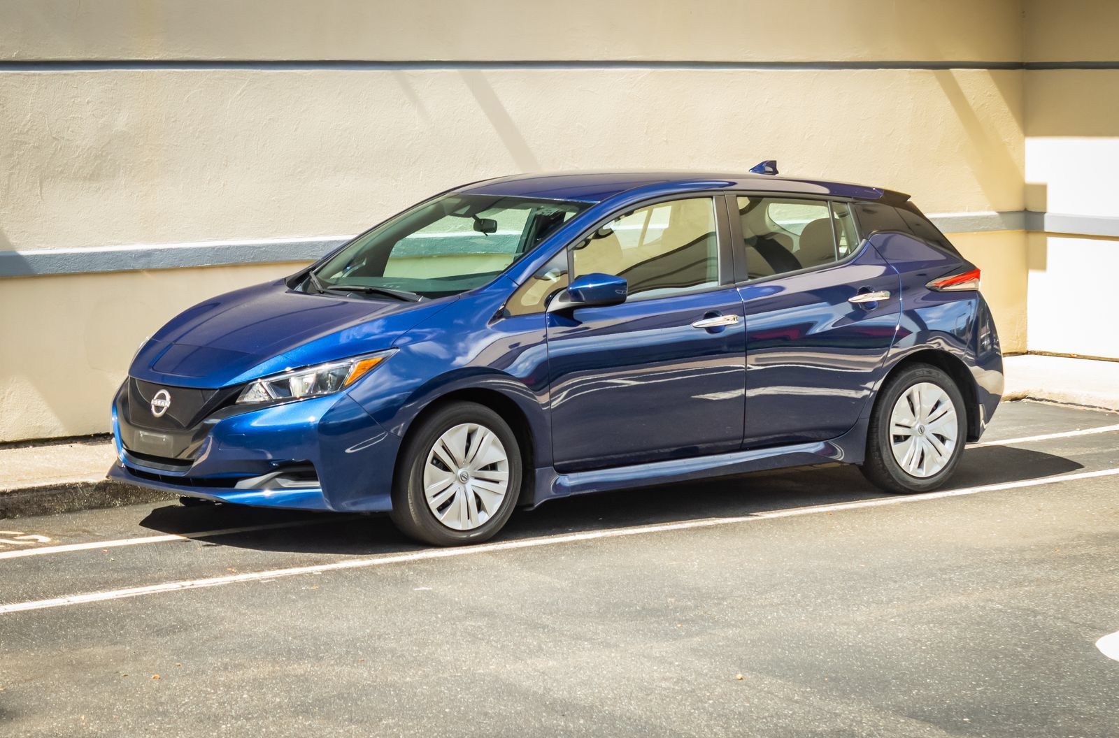 Used 2025 Nissan Leaf S FWD image 3