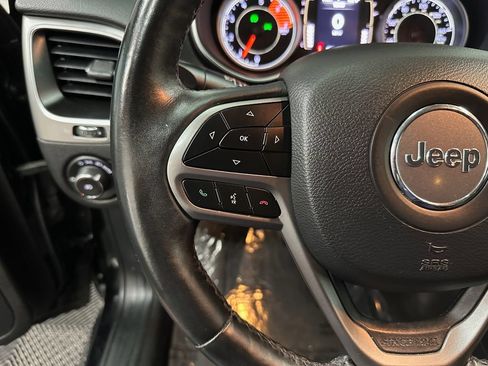 Used 2019 Jeep Cherokee Latitude Plus w/ Cold Weather Group AWD/4WD image 15