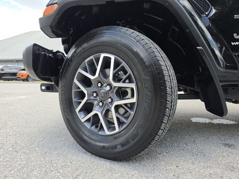 Used 2024 Jeep Wrangler Unlimited Sahara AWD/4WD image 34