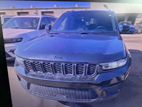 Used 2023 Jeep Grand Cherokee Altitude image 12