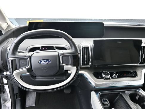 Used 2025 Ford Expedition Platinum w/ Driver's Package AWD/4WD image 16