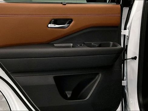 New 2026 Nissan Pathfinder Platinum image 35