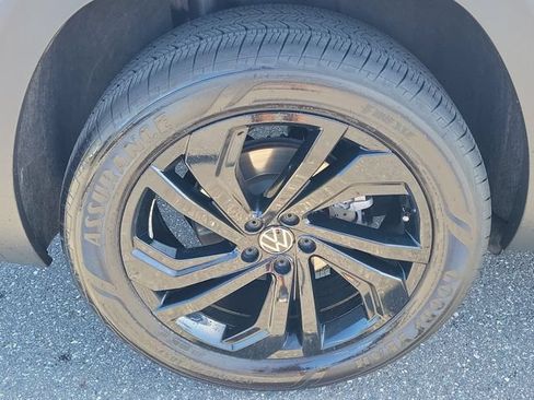 Certified 2023 Volkswagen Atlas SE w/ Black Wheel Package FWD image 5