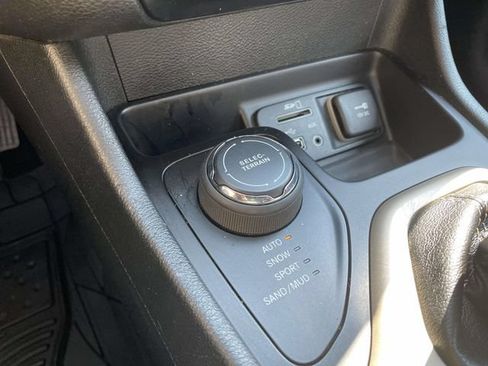 Used 2016 Jeep Cherokee Limited AWD/4WD image 36