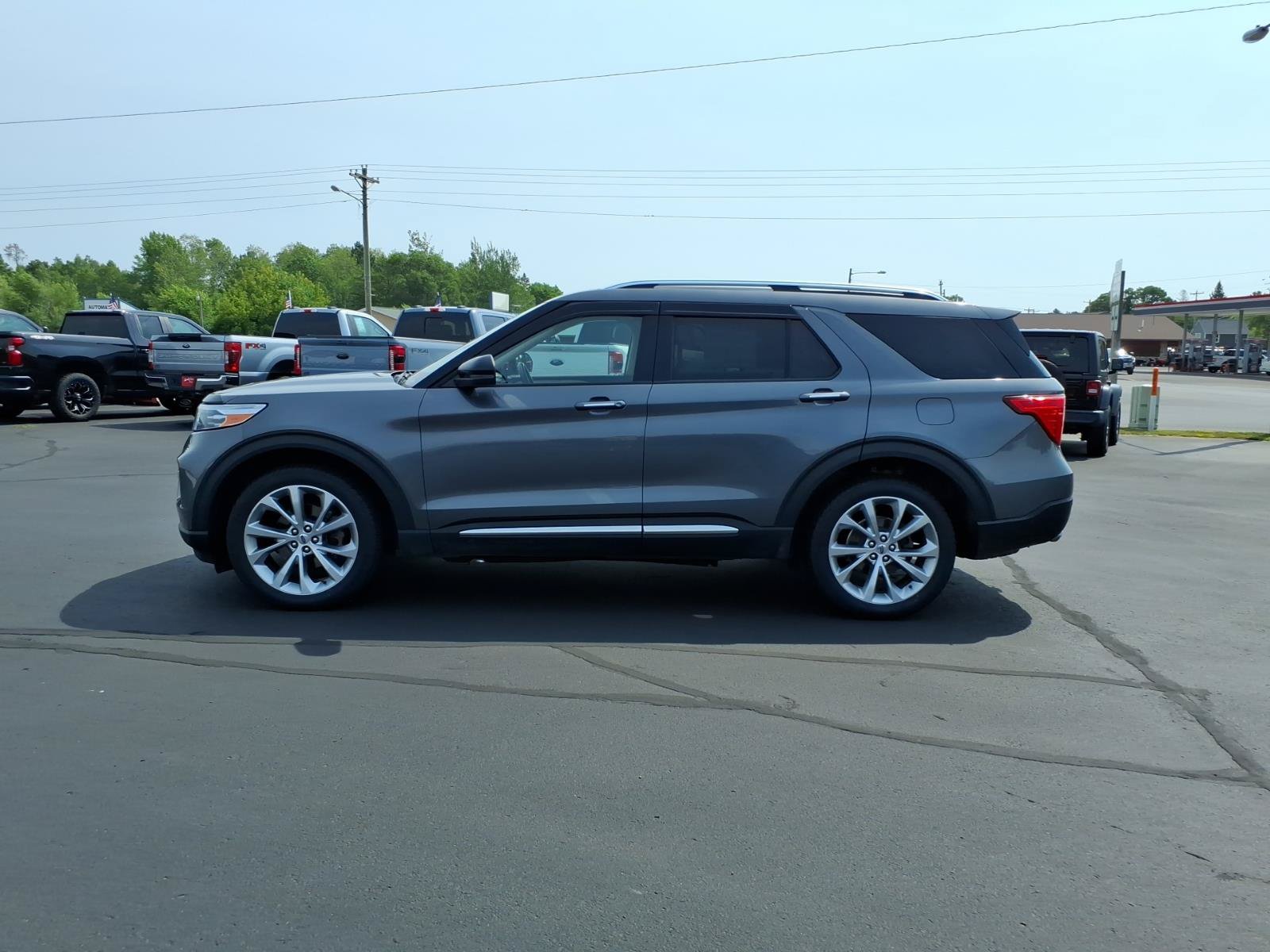 Used 2021 Ford Explorer Platinum w/ Equipment Group 601A AWD/4WD image 2