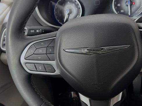 Used 2024 Chrysler Pacifica Touring-L image 19