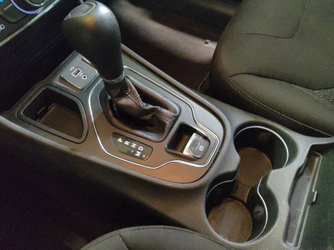 Used 2019 Jeep Cherokee Latitude w/ Popular Appearance Group FWD image 26