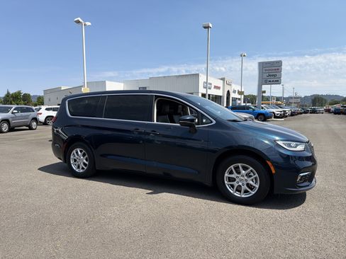Used 2023 Chrysler Pacifica Touring-L FWD image 7