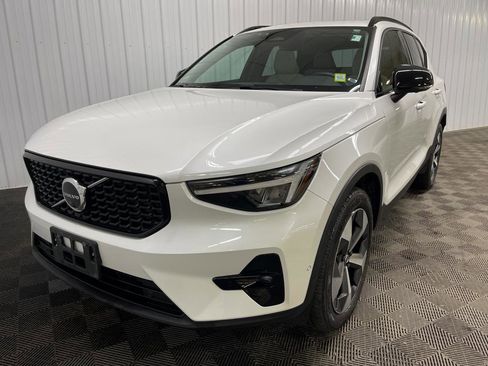 Used 2023 Volvo XC40 B5 Plus w/ Driver Assist Package AWD/4WD image 8