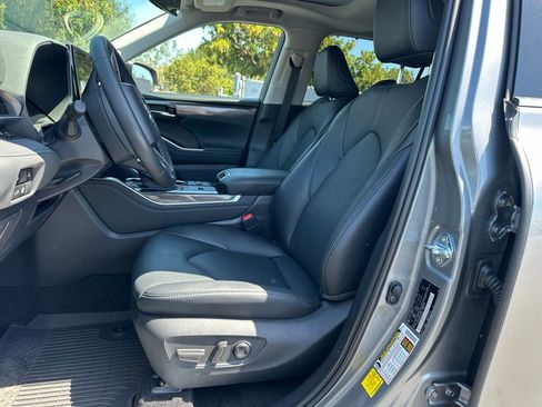 Used 2026 Toyota Highlander Limited AWD/4WD image 11