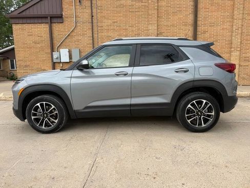Used 2025 Chevrolet TrailBlazer LT AWD/4WD image 17