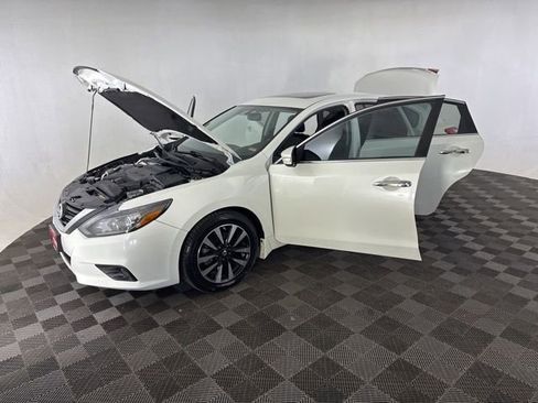 Used 2017 Nissan Altima 2.5 SL w/ Technology Package FWD image 10