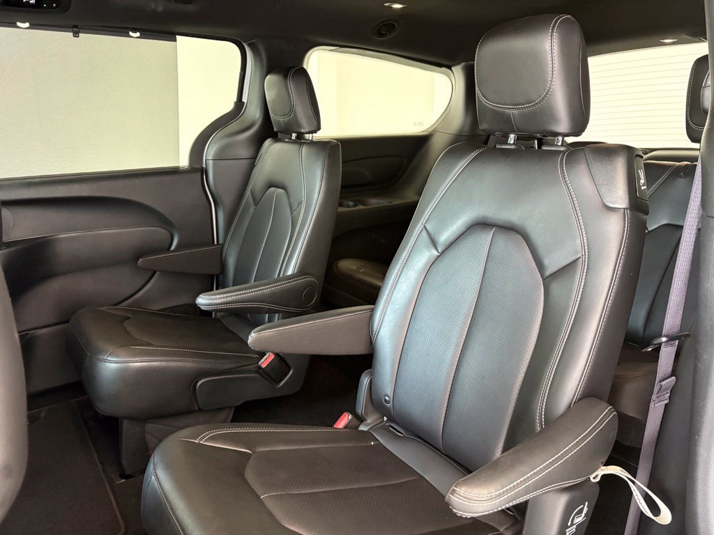 Used 2025 Chrysler Pacifica Select FWD image 32
