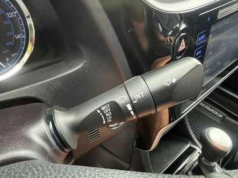 Used 2018 Toyota Corolla XLE FWD image 30