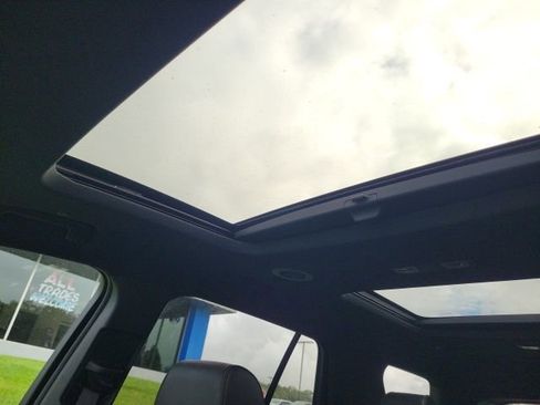 Used 2022 Chevrolet Traverse RS image 36