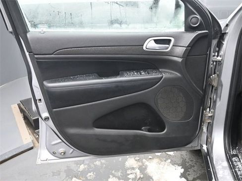 Used 2018 Jeep Grand Cherokee Laredo image 12