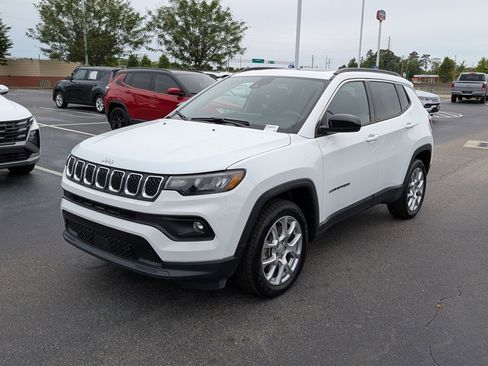 Used 2024 Jeep Compass Latitude w/ Sun and Sound Group AWD/4WD image 7