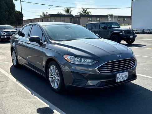 Used 2019 Ford Fusion SE FWD image 1