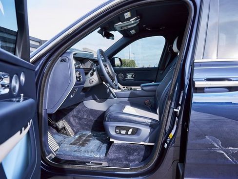 Used 2022 Rolls-Royce Cullinan w/ Cullinan Package image 34