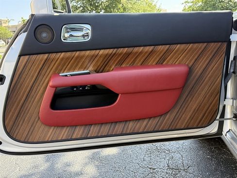 Used 2016 Rolls-Royce Dawn image 4