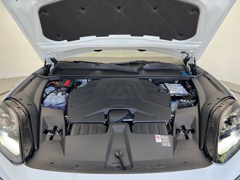 Used 2025 Porsche Cayenne Coupe image 26