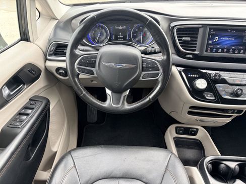 Used 2020 Chrysler Pacifica Touring-L FWD image 13